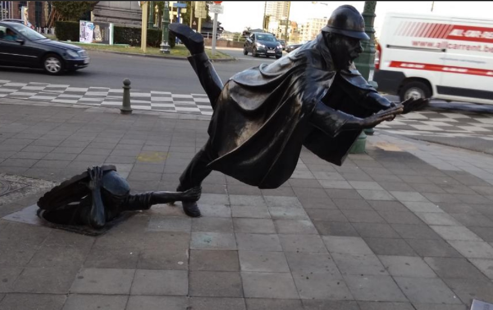 7 неймовірно дивних та смішних пам'ятників у європейських містах